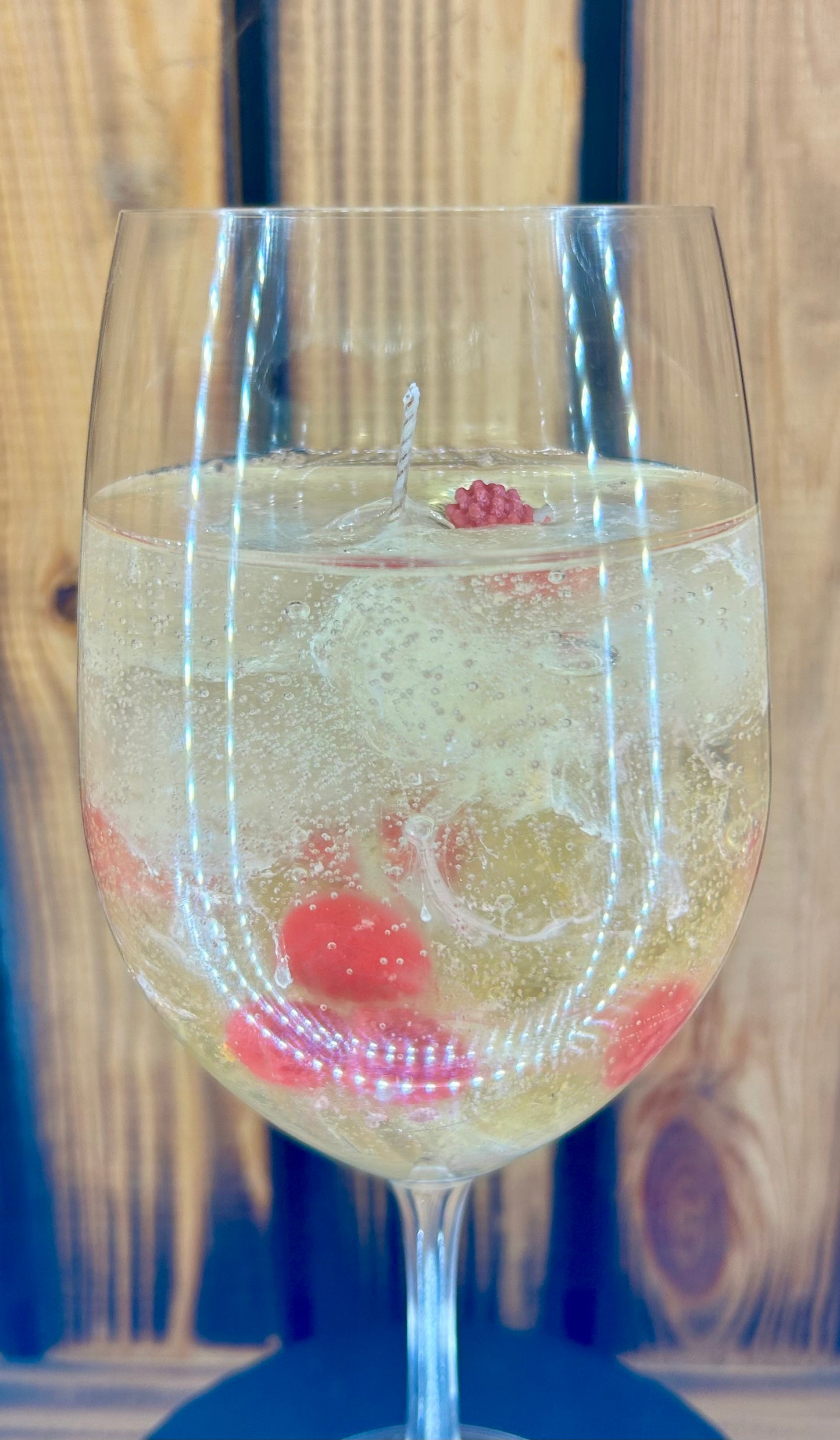 Feierliche Himbeer Getränk Kerze