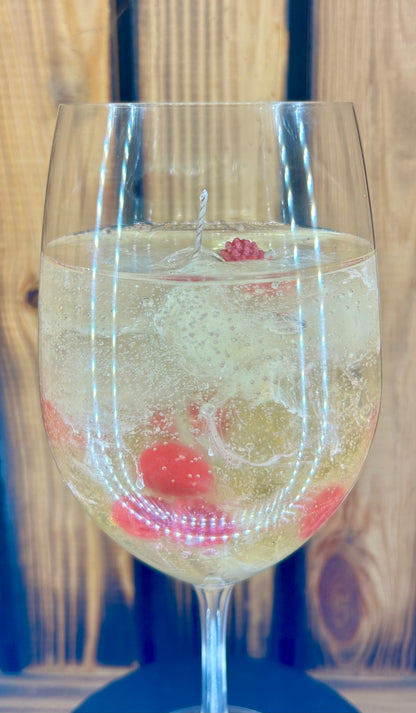 Feierliche Himbeer Getränk Kerze