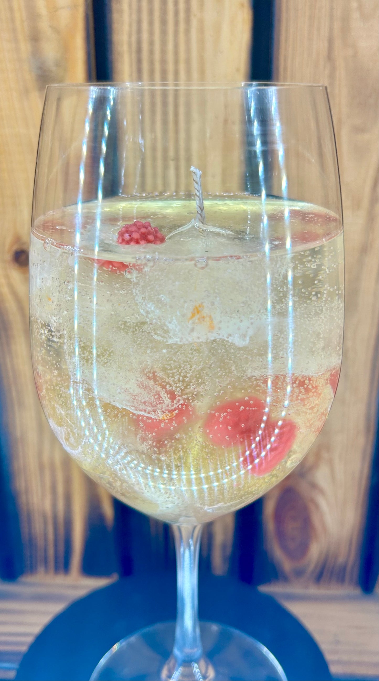 Feierliche Himbeer Getränk Kerze