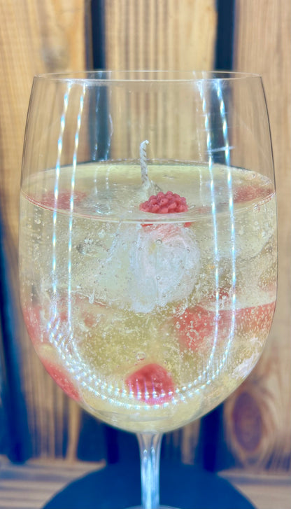 Feierliche Himbeer Getränk Kerze